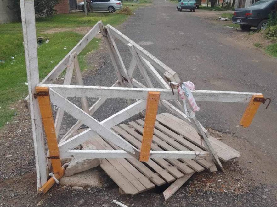 Vecinos reclaman el arreglo de un peligroso pozo en el medio de la calle